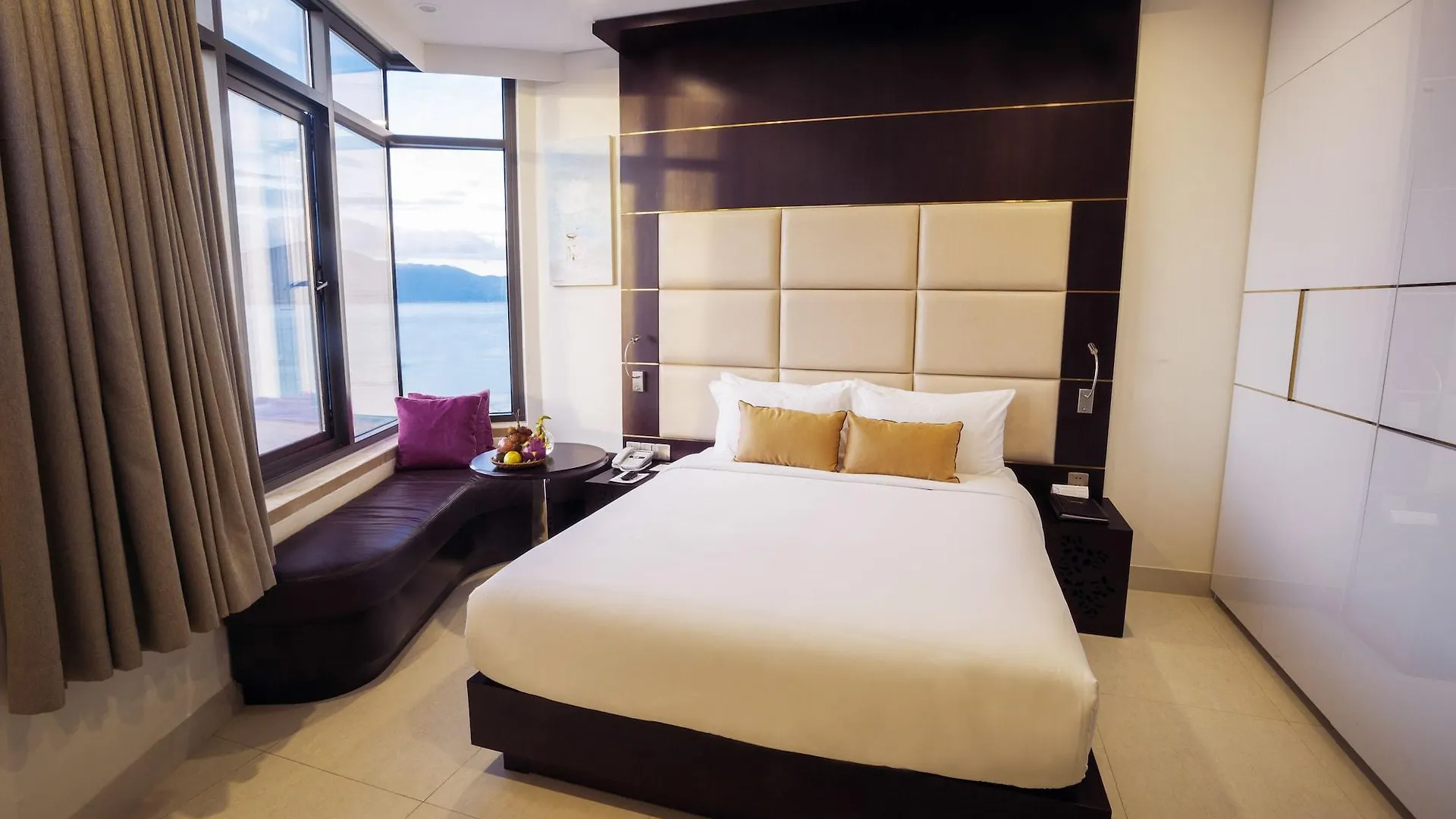 Holiday Beach Hotel Danang 5*, Da Nang Wietnam