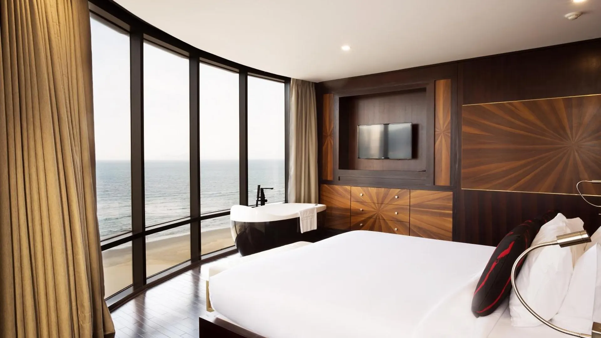 Holiday Beach Hotel Danang